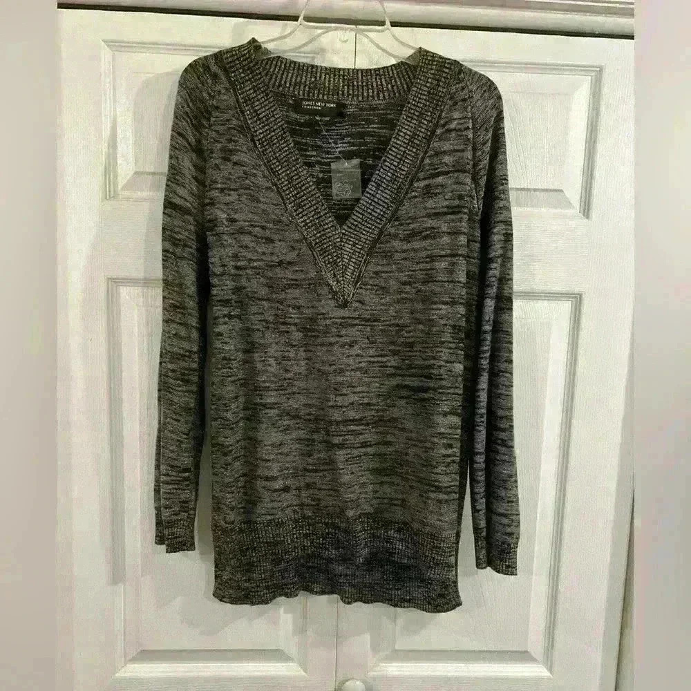 Sparkling V-neck sweater in good pre owned condition